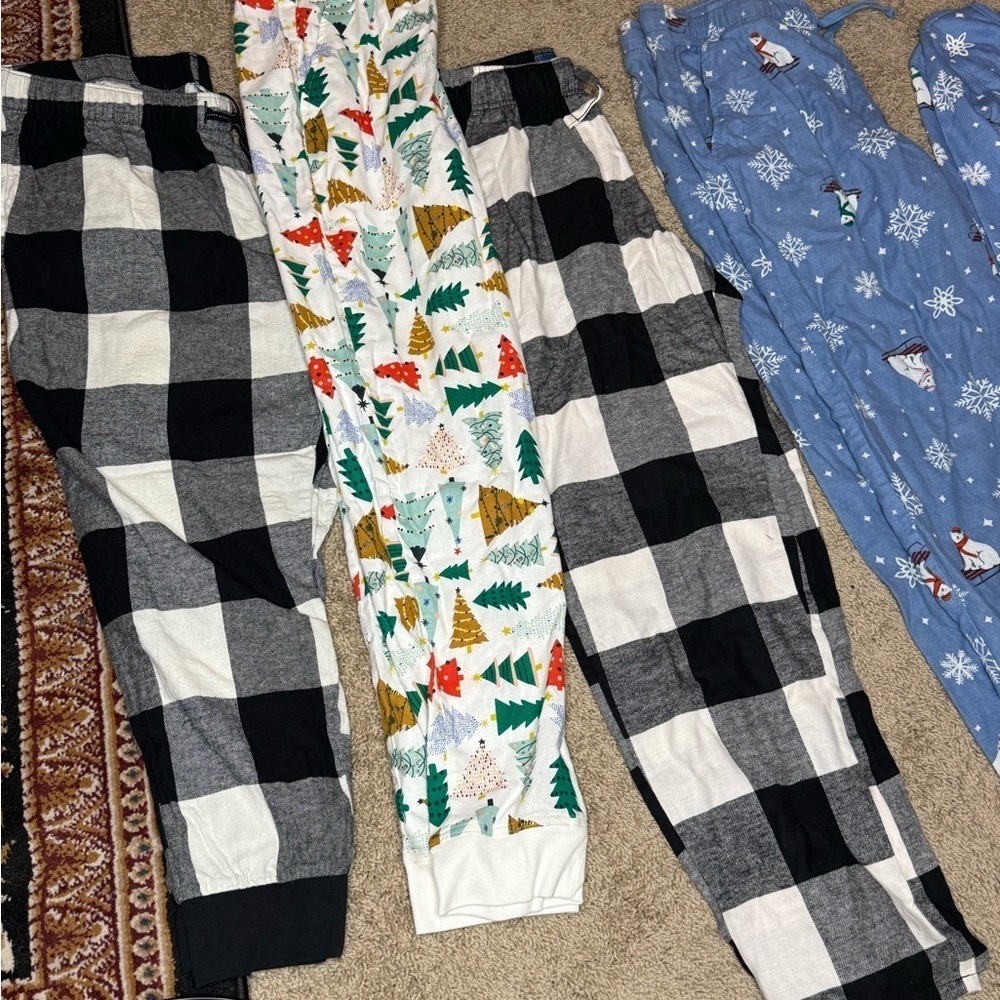 Old navy pajama bottoms and top - Picture 3 of 4